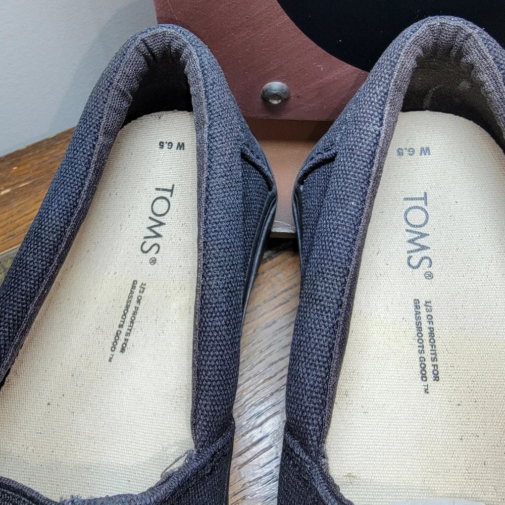Toms like new